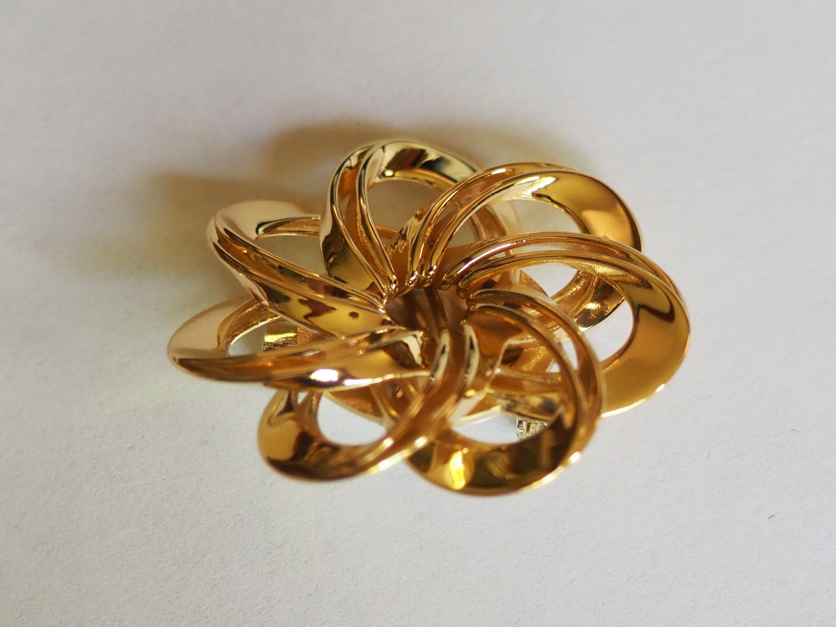 Anemone Brooch, Golden