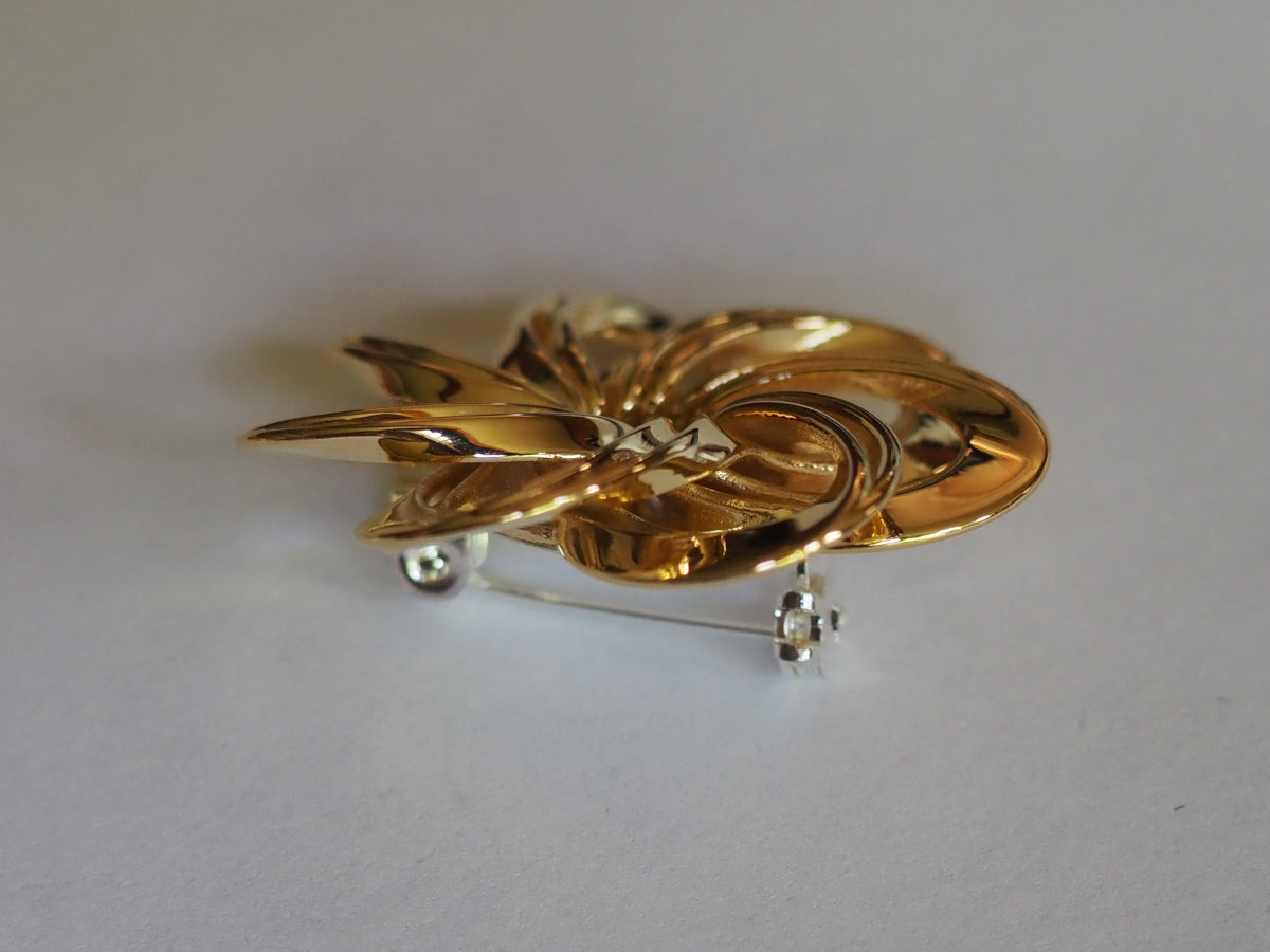 Anemone Brooch, Golden